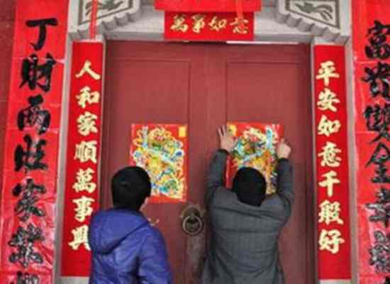 过年贴对联的图片真实，过年贴对联的图片