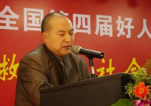 20多年收养400多名流浪人, 被称河南好人
