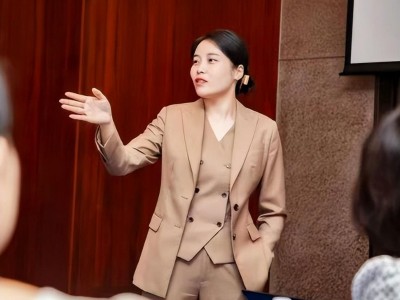 90后是20多个孩子的“妈妈”做义工7年