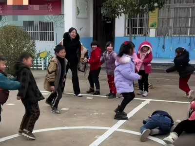 90后是20多个孩子的“妈妈”做义工7年