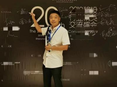 20岁不顾家人反对下海拼 90年代用大哥大