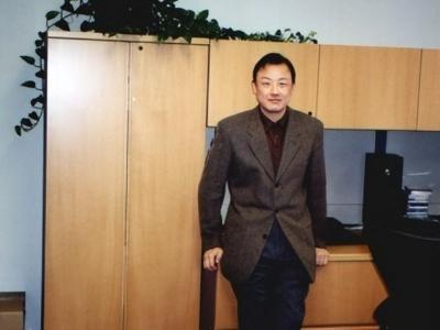 33年前来到美国 从服务员做到银行副总裁