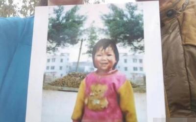 3岁被陌生人抱走 竟然他们能叫出女儿名字