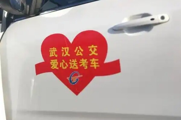 90后兰州人当13年的哥 爱心接送高考生无数