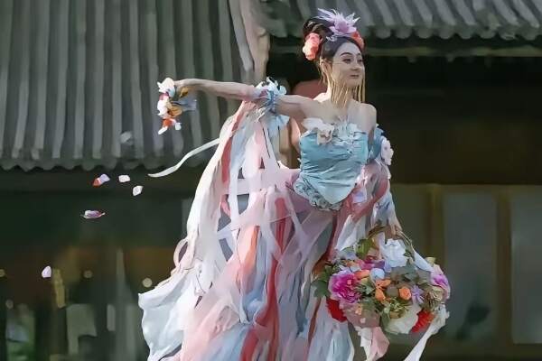 天女散花的姿势是怎样的 具体摆什么姿势